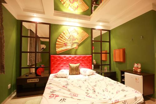 Deluxe Queen Room image 2