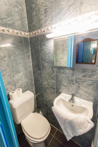 ห้องน้ำ, บักคารา โฮสเทล (Baccarat Hostel) in นีซ