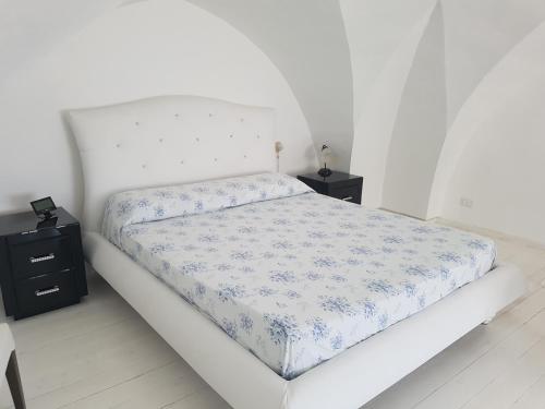 1 queen bed, 2 sofa beds