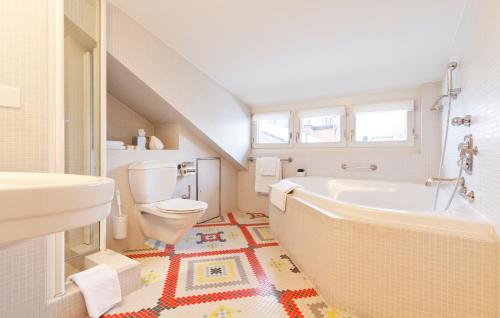 room detail thumbnail 2
