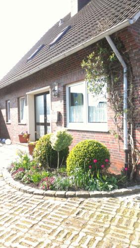 Erdgeschoss Wohnung 3 mit Terrasse Haus Annegrete, nähe Strand & Hafen Bensersiel in Bensersiel, Deutschland