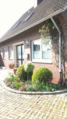 Erdgeschoss Wohnung 3 mit Terrasse Haus Annegrete, nähe Strand & Hafen Bensersiel in Bensersiel, Deutschland