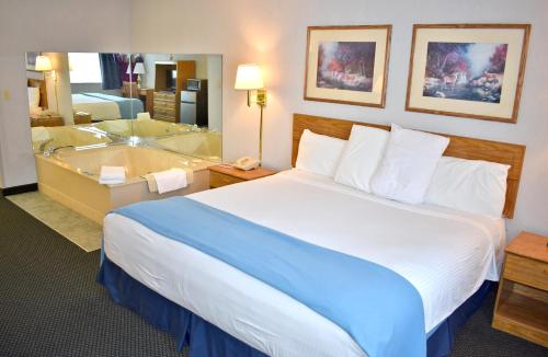 Americas Best Value Inn & Suites - Tahquamenon Country - main image