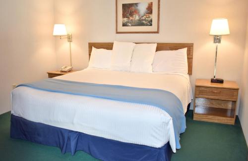 Americas Best Value Inn-Tahquamenon Country