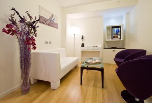 Deluxe Suite with Bath image 5