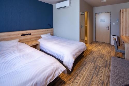 Twin Room with Shower image 10