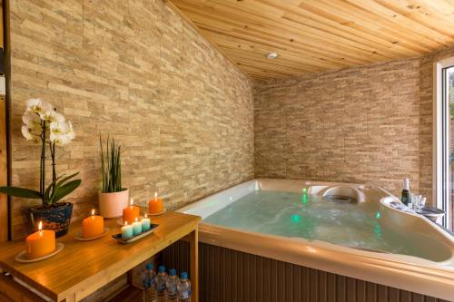 熱水浴缸, SAUNA - JACUZZI - 100% PRIVÉ - L'ESTANTADA (SAUNA - JACUZZI - 100% PRIVE - L'ESTANTADA) in 蘭克斯