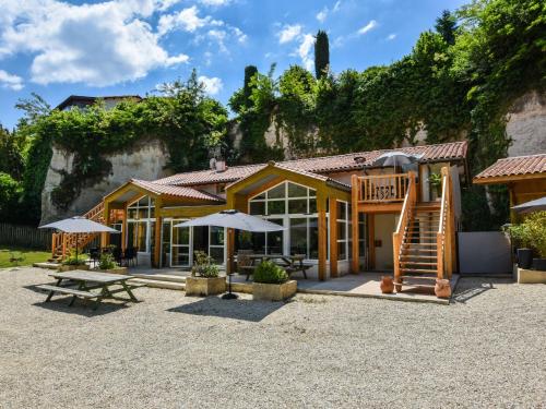 Spacious villa in Aubeterre-sur-Dronne with Private Garden gîte à louer Bonnes