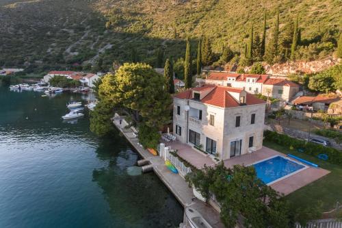 Villa Dubravka - heated outdoor pool and indoor jacuzzi Dubrovnik