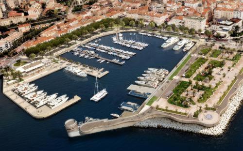 View, "LES ALIZES" Cote jardin Proche Bord de mer in Saint-Raphael