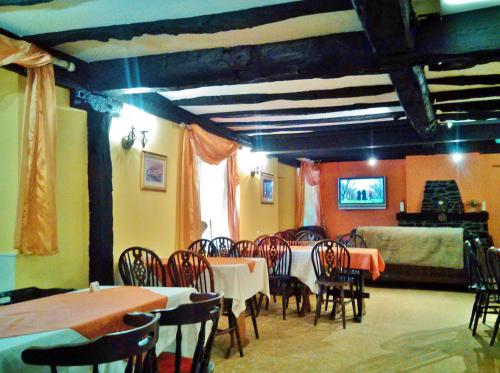 Pen-Y-Bont Hotel - image 3