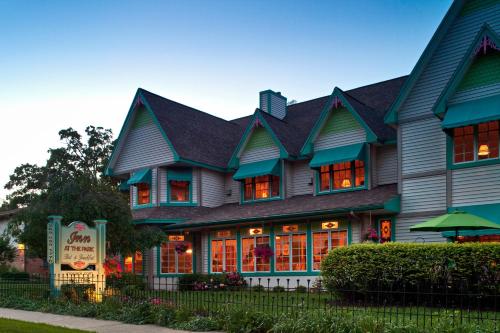 Inn at the Park Bed and Breakfast - Accommodation - South Haven