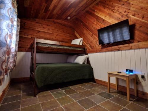 2 bedrooms, 4 beds