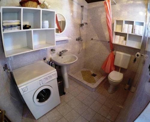 Holiday house with a parking space Lozisce Brac - 15444 - image 2