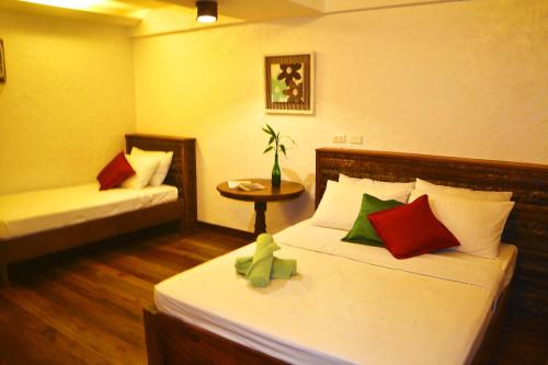 1 double bed, 1 twin bed