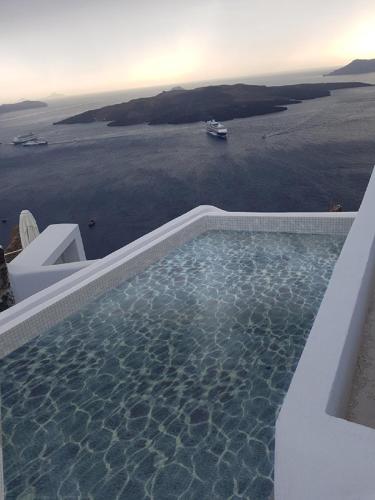 Topaz Suite with Private Pool and Caldera View