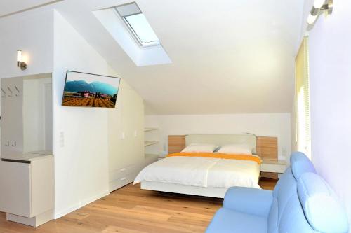 1 king bed, 1 sofa bed