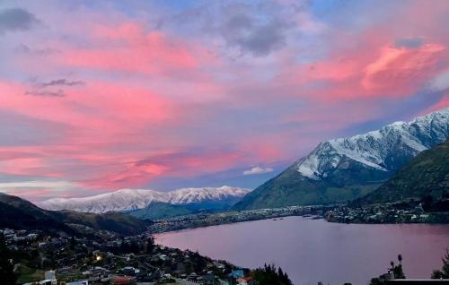 Remarkable Queenstown Lake House - Queenstown