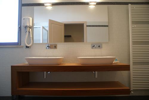 Blue Hotel - image 8