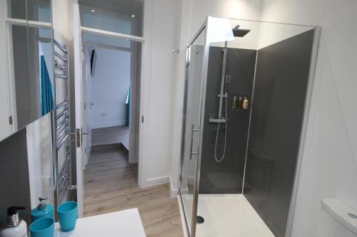 2 Serviced Apartments in Childwall-South Liverpool - Each Apartment Sleeps 6, Liverpool (photo 7)