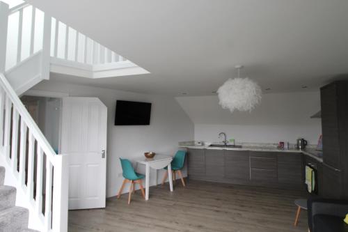 2 Serviced Apartments in Childwall-South Liverpool - Each Apartment Sleeps 6 in Halewood