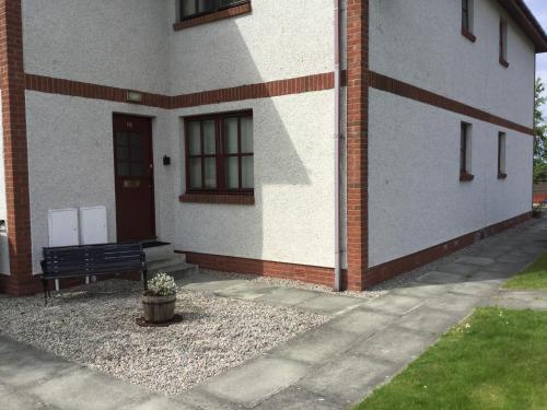 One-Bedroom Apartment - Wyvis Free Parking - River Ness