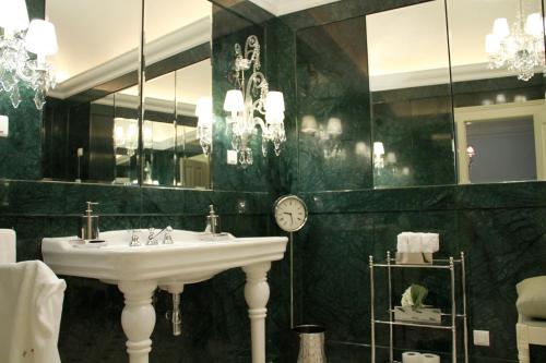 Baño, Casa do Colegio Velho in Vila Vicosa