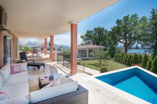 Villa Dita - with the pool close to Split – khách sạn tại Kastel Sucurac