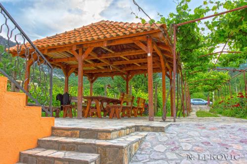 Градина, Guesthouse Bato in Godinje