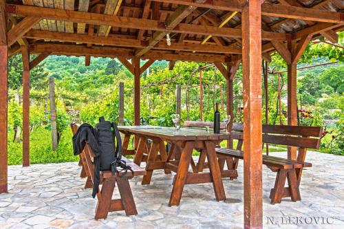 Guesthouse Bato in Godinje