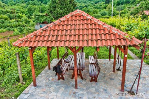 Градина, Guesthouse Bato in Godinje