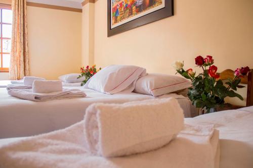 1 king bed, 3 twin beds