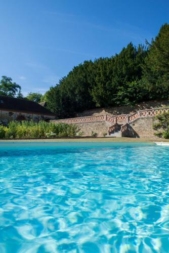 Peldbaseins, Gîte Les Ecuries du Manoir de Bénédicte (Gite Les Ecuries du Manoir de Benedicte) in Cahan