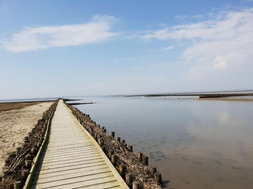 Kleines Häuschen am Deich, vor den Toren von Sylt