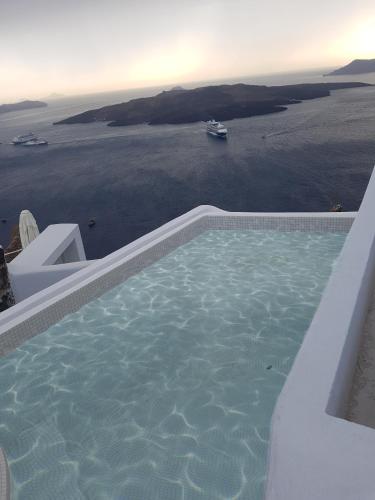 Moonstone Suite with Private Pool and Caldera View