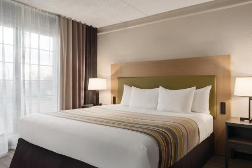Country Inn & Suites by Radisson Chicago-Hoffman - image 4