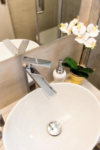 Panos Luxury Studios - image 11