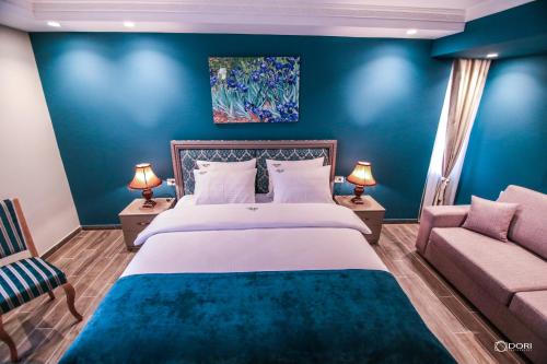 1 king bed, 1 sofa bed