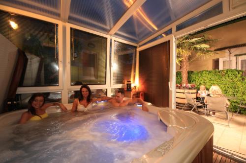 Uima-allas, Napraforgo Wellness Haz es Panzio in Ispitaalja