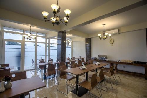 Instalaciones, Royal Mansion in Paramaribo