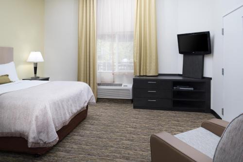Studio Queen Suite with Accessible Tub