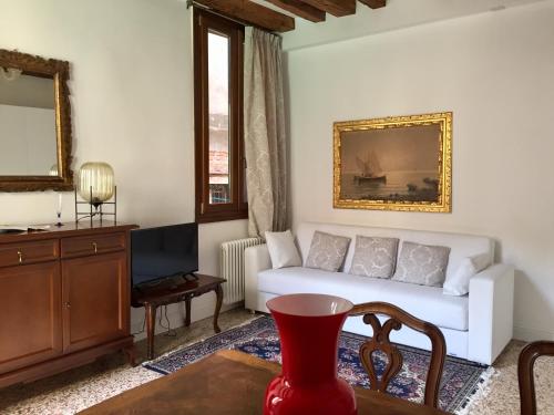 Ca Giovanni - charmant and exclusive apartment, Венеция