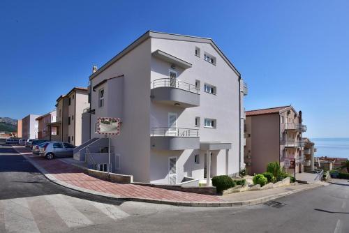 Apartments with a parking space Makarska - 6720 - image 2