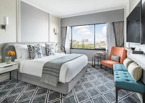 Presidential Suite with Club Access image 2