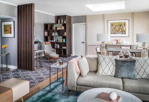 Presidential Suite with Club Access image 3