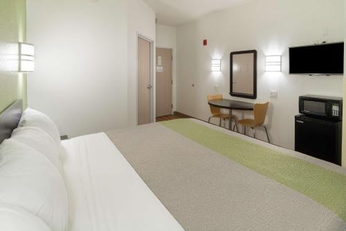 Motel 6-Hillsboro TX - image 7