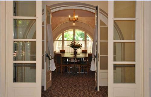 Létesítmények, Hotel Roma e Rocca Cavour near Marionetta Múzeum