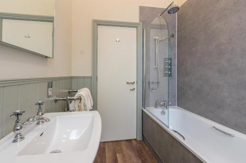 Deluxe Double Room image 6