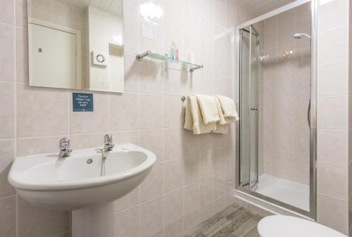 Double Room image 3