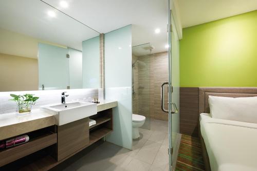 Bathroom, Cosmo Hotel Kuala Lumpur near Bukit Nanas Forest Reserve Information Centre